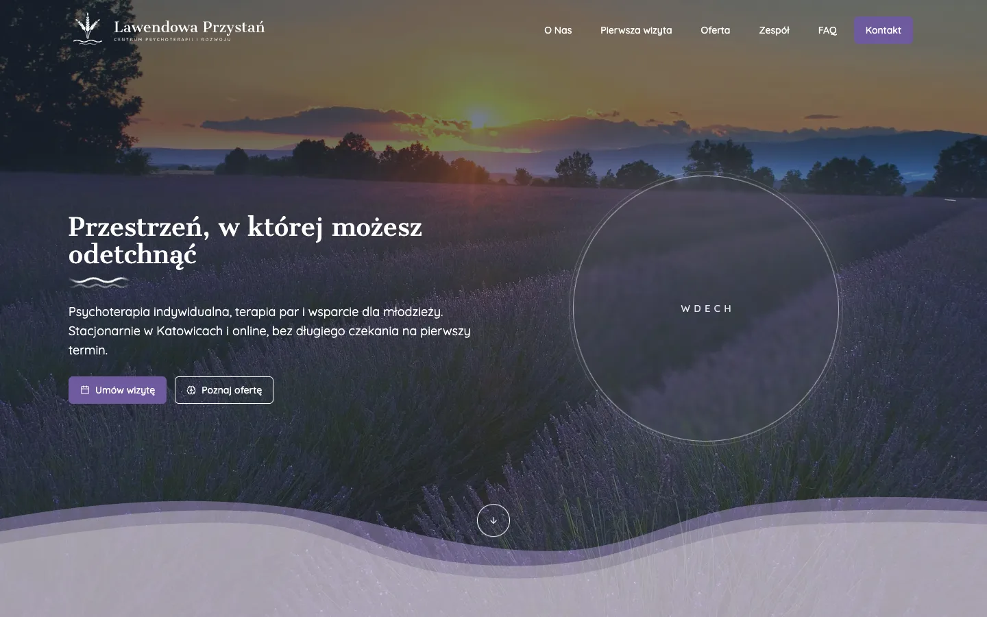 Strona główna Lawendowej Przystani na komputerze: lawendowe pole o zachodzie słońca i hasło „Przestrzeń, w której możesz odetchnąć”